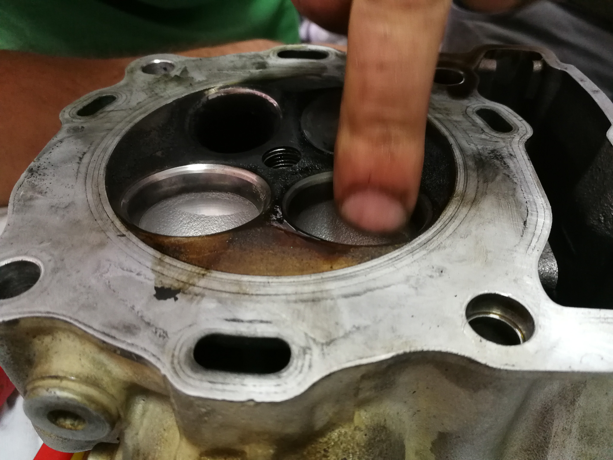 Pushing valves in an engine cylinder head